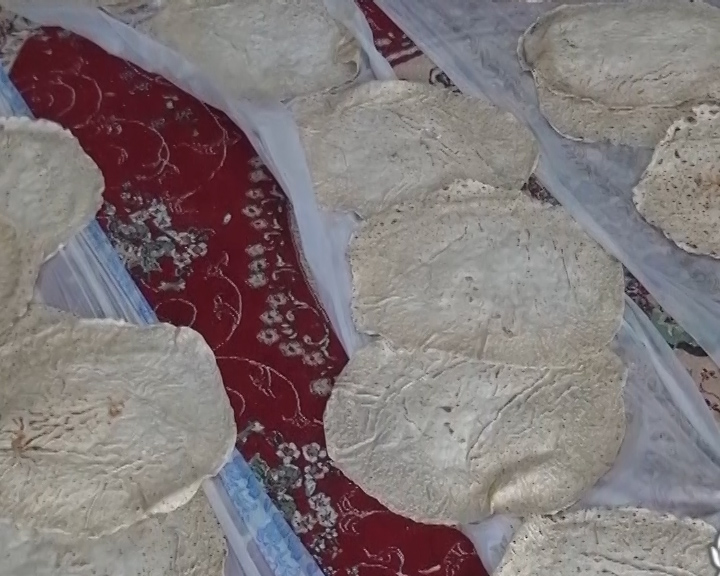 پخت بیش از ۱۲ هزار قرص نان محلی برای سیل زدگان