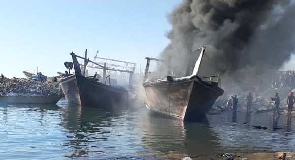آتش سوزی سه فروند لنج صیادی در بندرحسینه