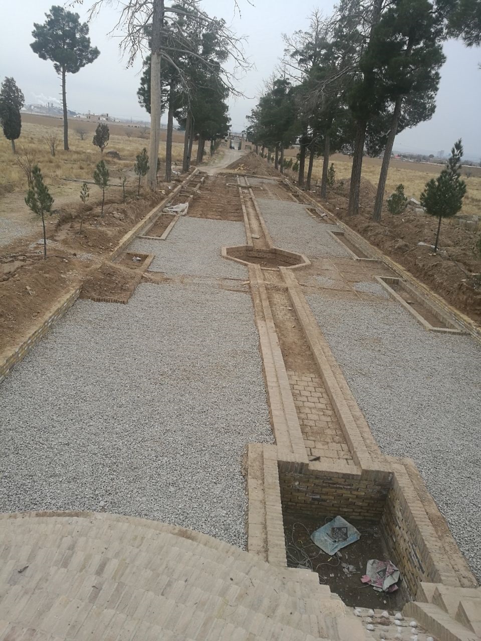 اجرای عملیات محوطه سازی در باغ تاریخی نشاط شهرستان فیروزه
