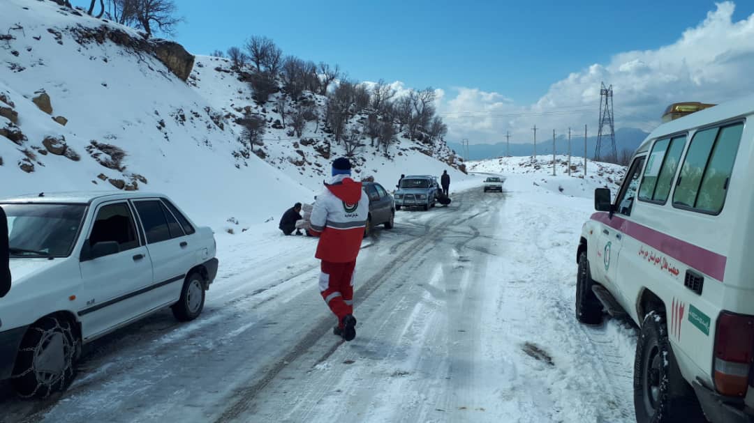 امداد رسانی به 150 گردشگر گرفتار در برف اندیکا