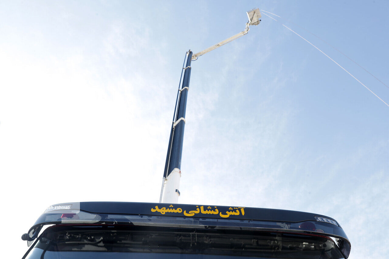 رونمایی از نخستین خودروی دارای بالابر 72 متری آتش‌نشانی کشور در مشهد