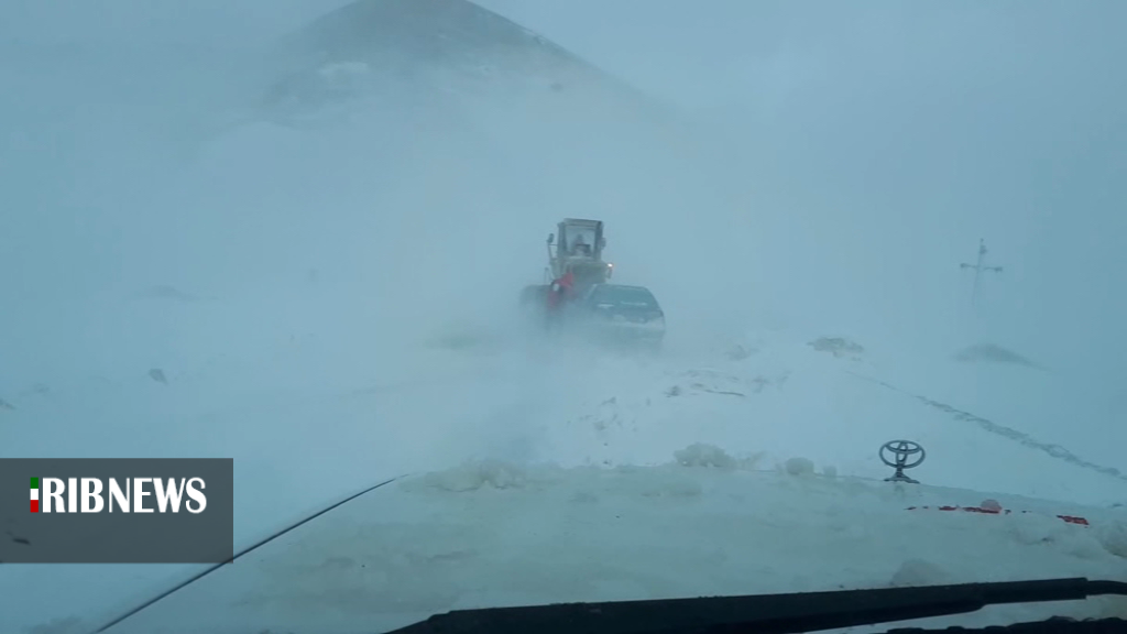 امدادرسانی به دهها خودرو گرفتار در برف و کولاک