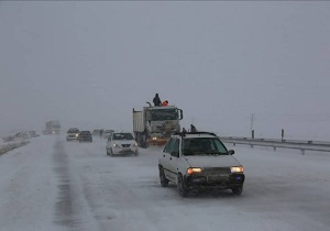 کولاک برف جاده‌های قزوین را در بر گرفت