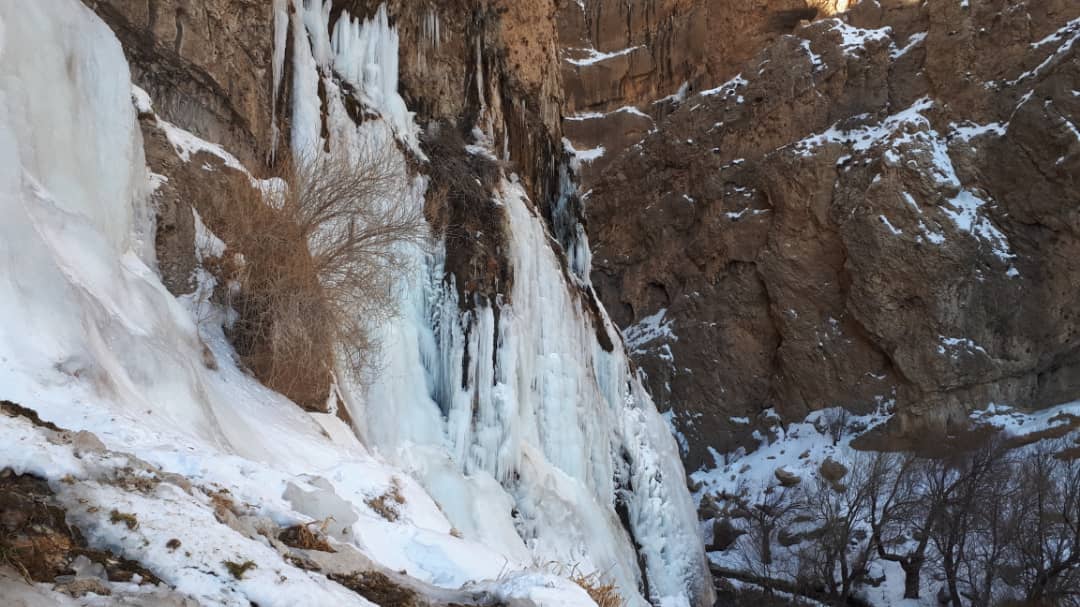 جلوه گری قندیل‌های یخی آبشار مارگون