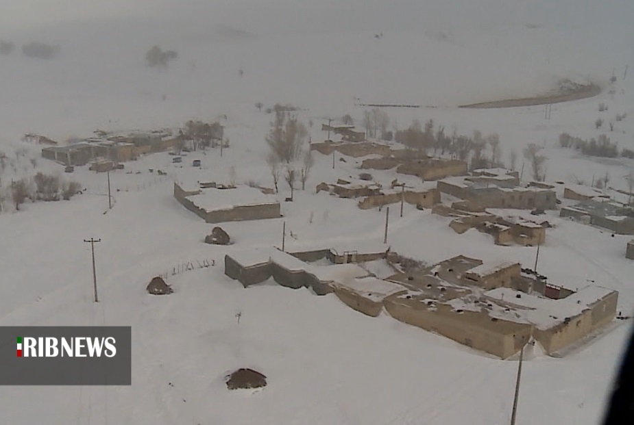 امداد رسانی هوایی به روستاییان کردستانی گرفتار در برف