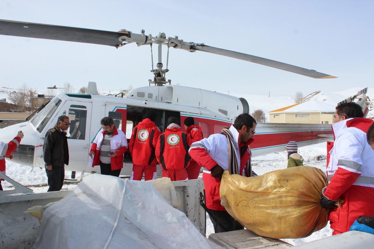 انجام عملیات امدادرسانی هوایی برای تامین آذوقه و نان مورد نیاز اهالی روستاهای در محاصره برف خلخال
