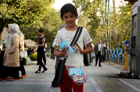 اهدای بسته های آموزشی کرونا به کودکان کار در اصفهان