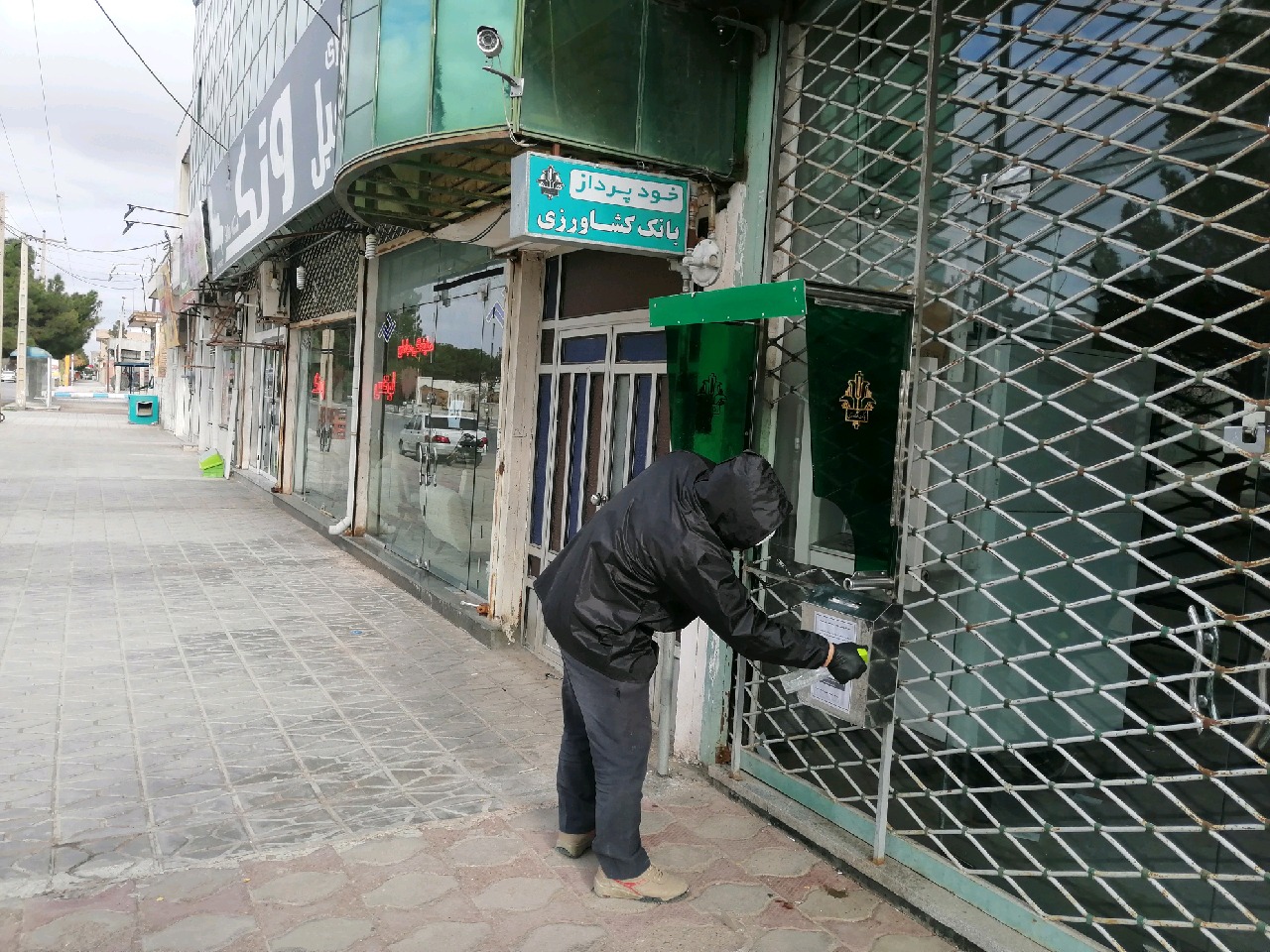 اقدام شهروند بجستانی در ضدعفونی کردن عابر بانک های این شهر