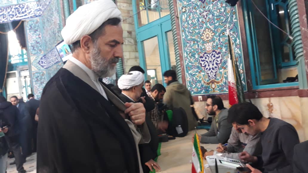 رئیس سازمان بازرسی کل کشور در حسینیه ارشاد، رای خود را به صندوق انداخت