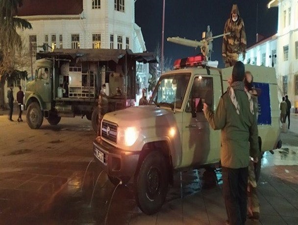 به کارگیری خودرو‌های جنگ نوین سپاه برای ضدعفونی شهر پارسیان