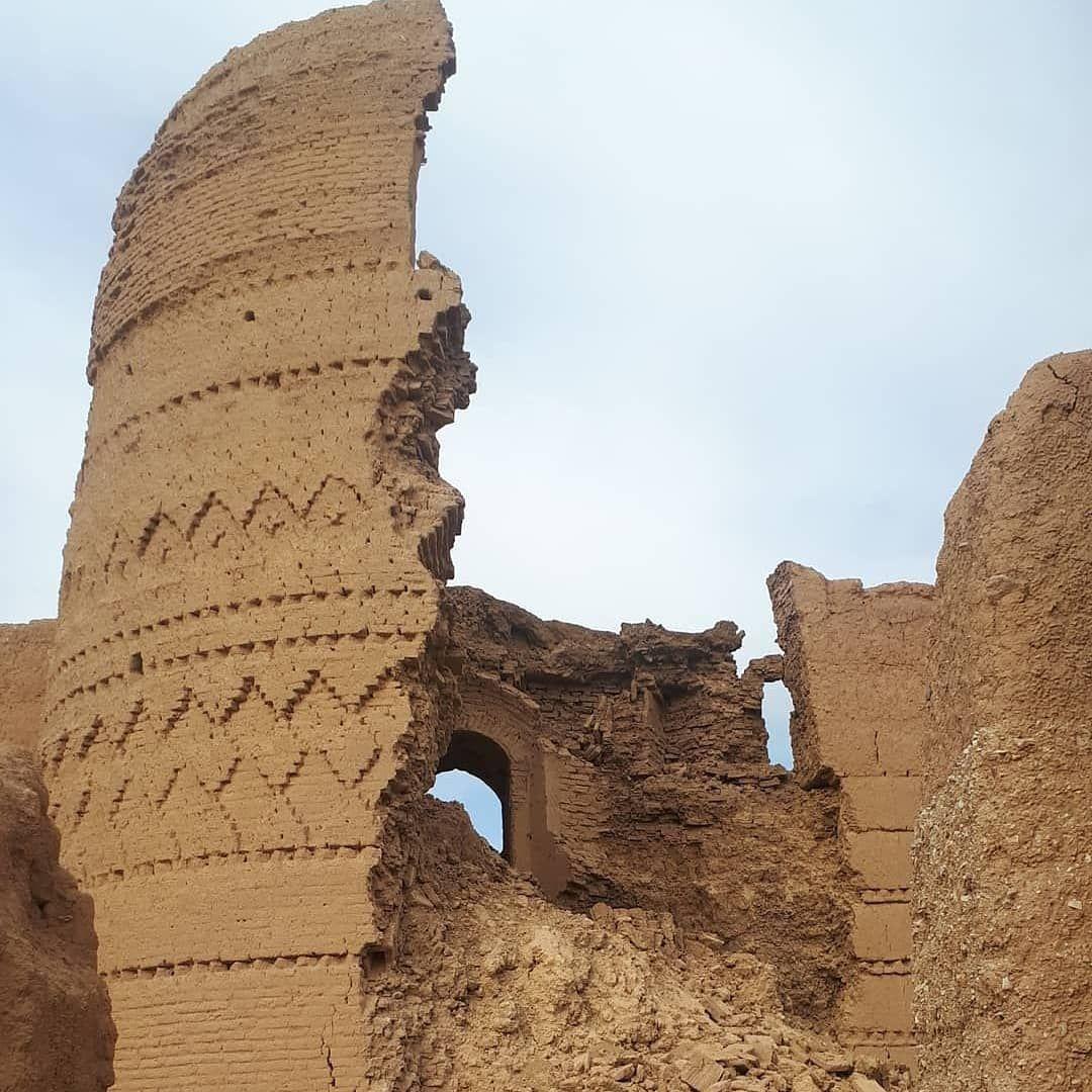 تخریب یکی از برج های قلعه کرشاهی بخش کویرات آران و بیدگل