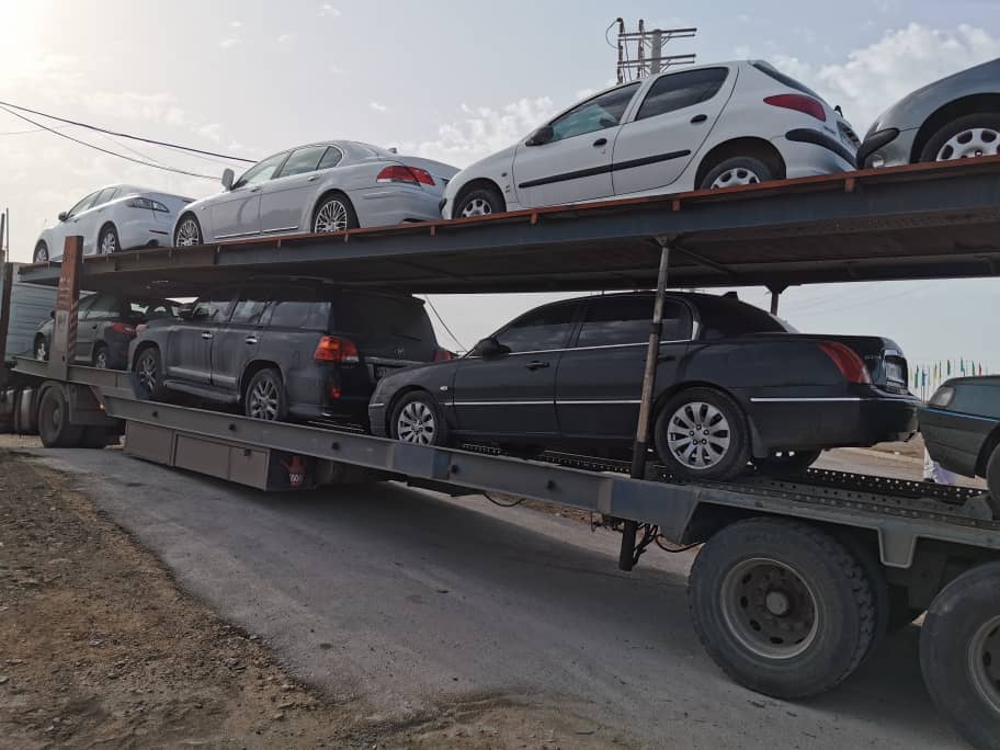 هوشیاری پلیس بوشهر و توقیف تریلر حامل خودرو‌های پلاک غیربومی