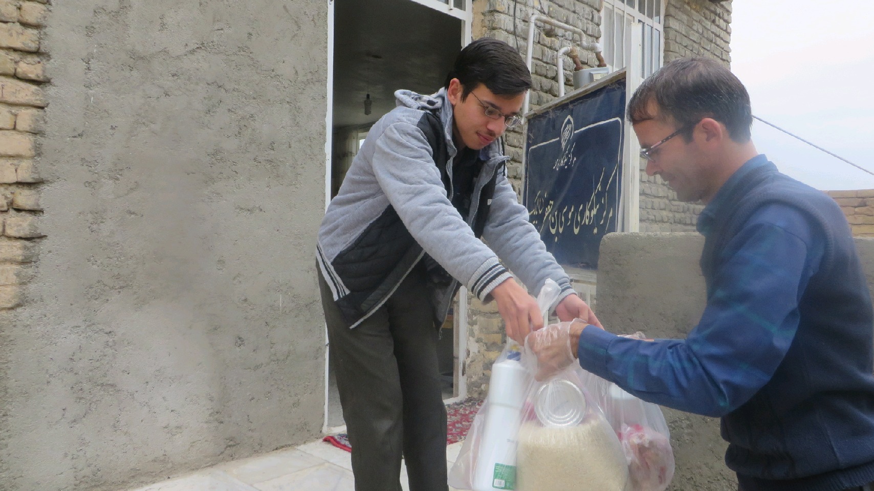 توزیع ۳۰۰ بسته غذایی وبهداشتی دربین نیازمندان بایگ