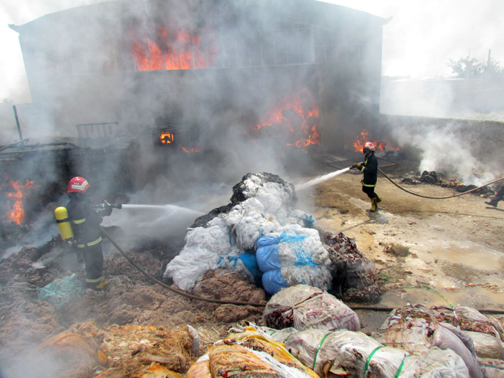 آتش سوزی در کارخانه حلاجی الیاف در کاشان
