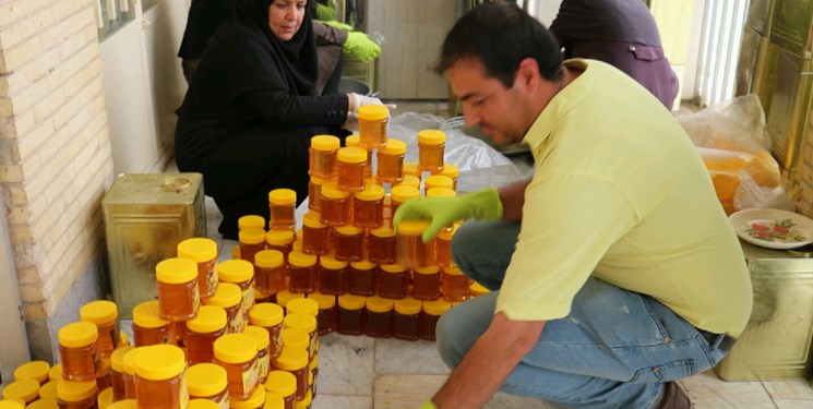 اهدای 500کیلوگرم عسل به مددجویان بهزیستی زرند
