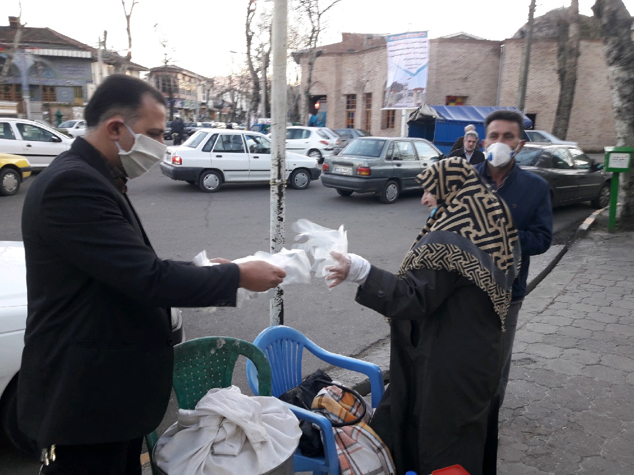 توزیع دستکش و ماسک در لاهیجان