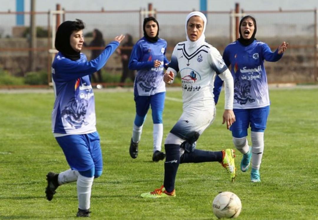 برگزاری رقابت‌های تیم فوتبال بانوان خلیج فارس شیراز در زیر نور ورزشگاه پارس