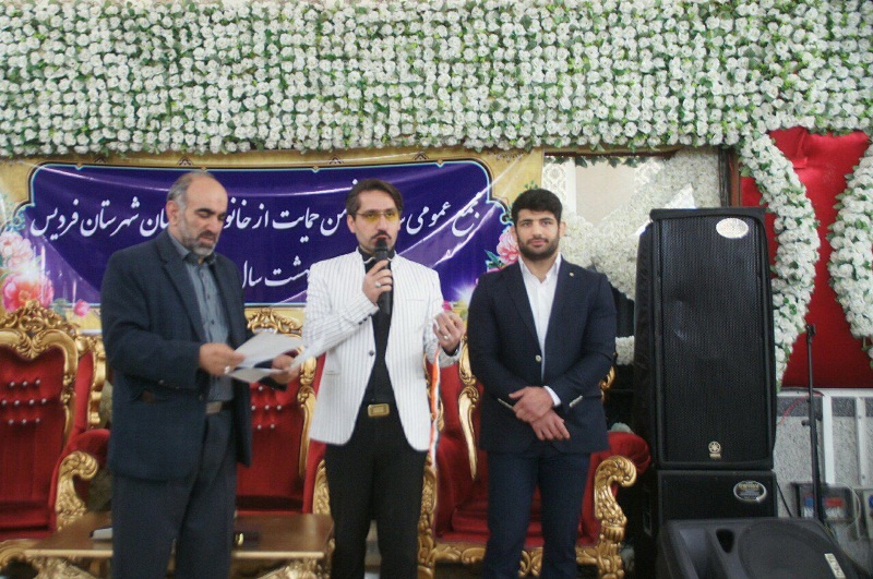 اهدای مدال کشتی گیر البرزی برای آزادی زندانیان غیرعمد