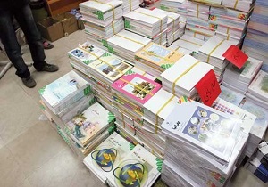 توزیع کتاب کمک آموزشی و کنکوری بین دانش‌ آموزان سیل‌زده خوزستان