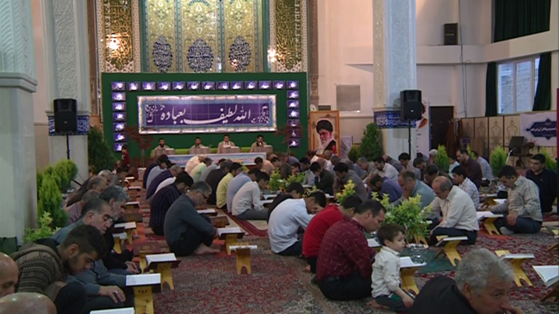 جزء خوانی  قرآن کریم در مسجد جامع محمدشهر