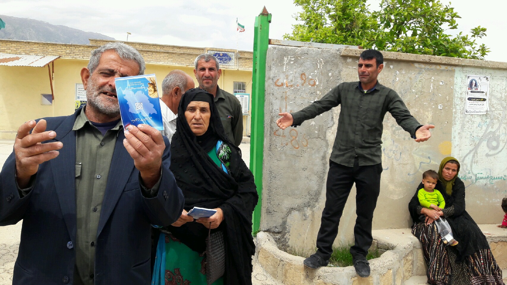 سرگردانی بیماران در محوطه درمانگاه جاورده