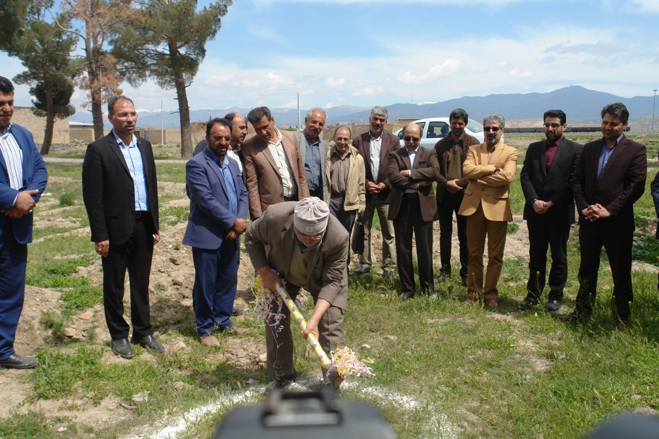 کلنگ زنی یک مدرسه خیر ساز در روستای دیزباد