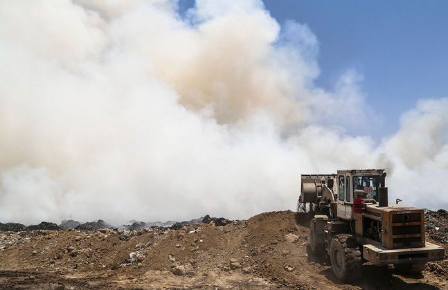 ادامه روند دود ناشی از آتش‌سوزی سایت صفیره در  اهواز