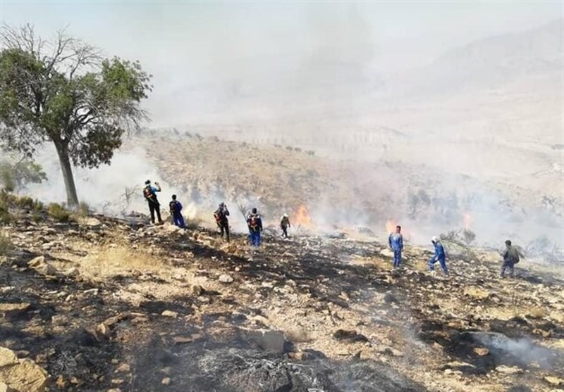 تلاش برای مهار آتش‌سوزی در ارتفاعات کوه‌سیاه شهرستان دشتی
