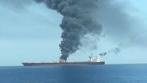 اطفای آتش در یکی از کشتی‌های حادثه دیده در دریای عمان
