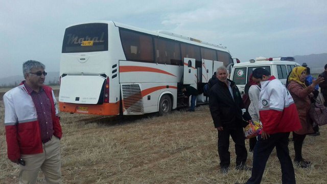 خروج اتوبوس زائران عراقی از جاده در دامغان