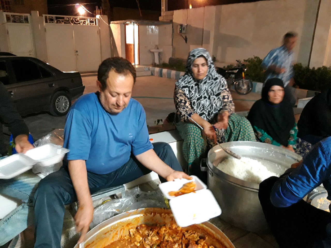 برپایی سفره افطاری برای مددجویان بهزیستی لنده