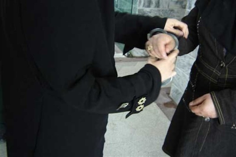 دستگیری زن جیب بر در مشهد