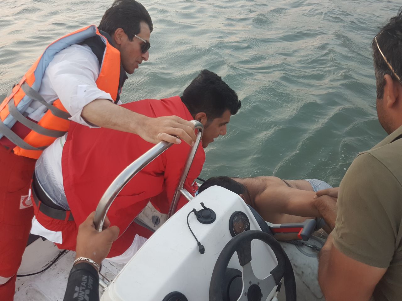 نجات گردشگر گرفتار در طوفان دریاچه ارومیه