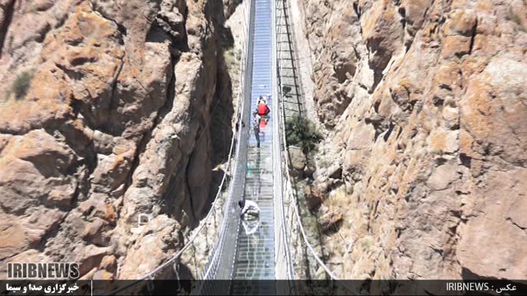 بازدید از روند ساخت نخستین پل تمام شیشه ای کشور