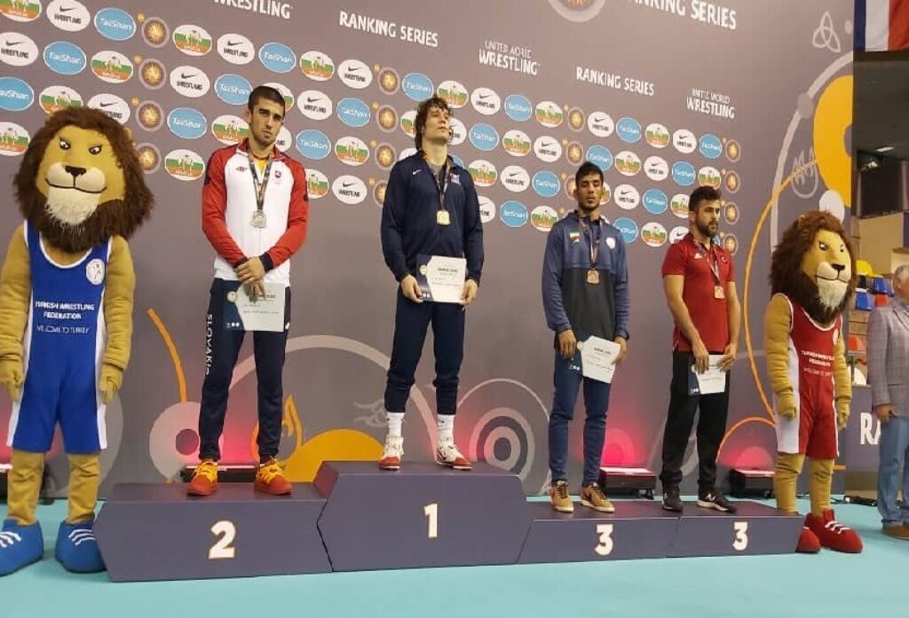 بهمن تیموری مدال برنز رقابت‌های کشتی ترکیه را کسب کرد