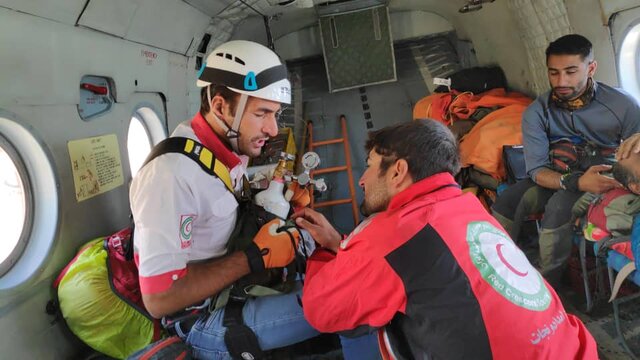 نجات کوهنورد گرفتار در کوه دنا توسط بالگرد هلال احمر