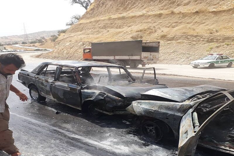 ۲ دستگاه خودرو در جاده باشت گچساران طعمه حریق شد