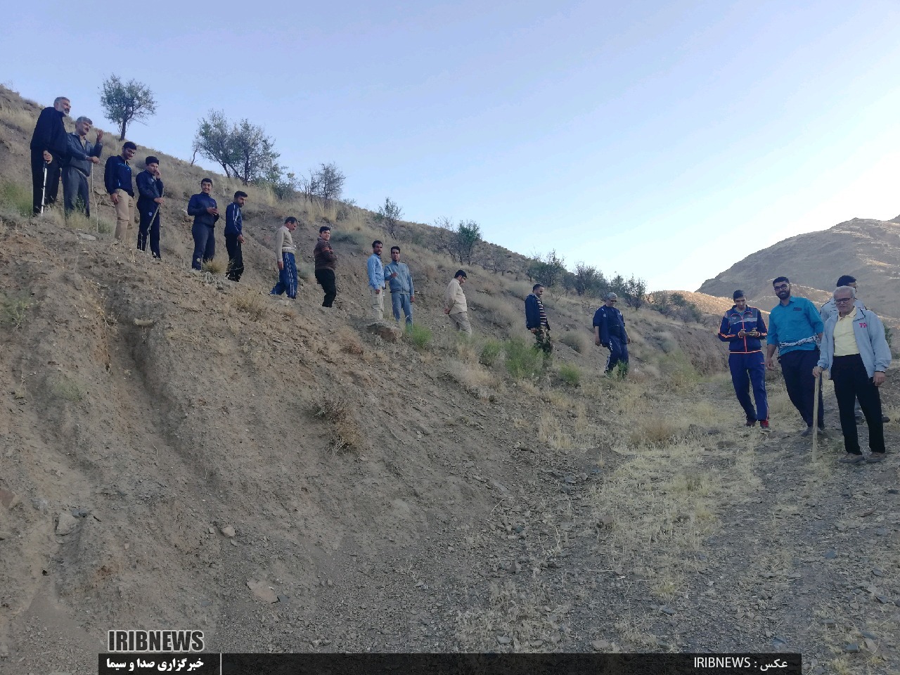 کوهنوردی جمعی از جوانان و اعضای ستاد نماز جمعه آیسک 