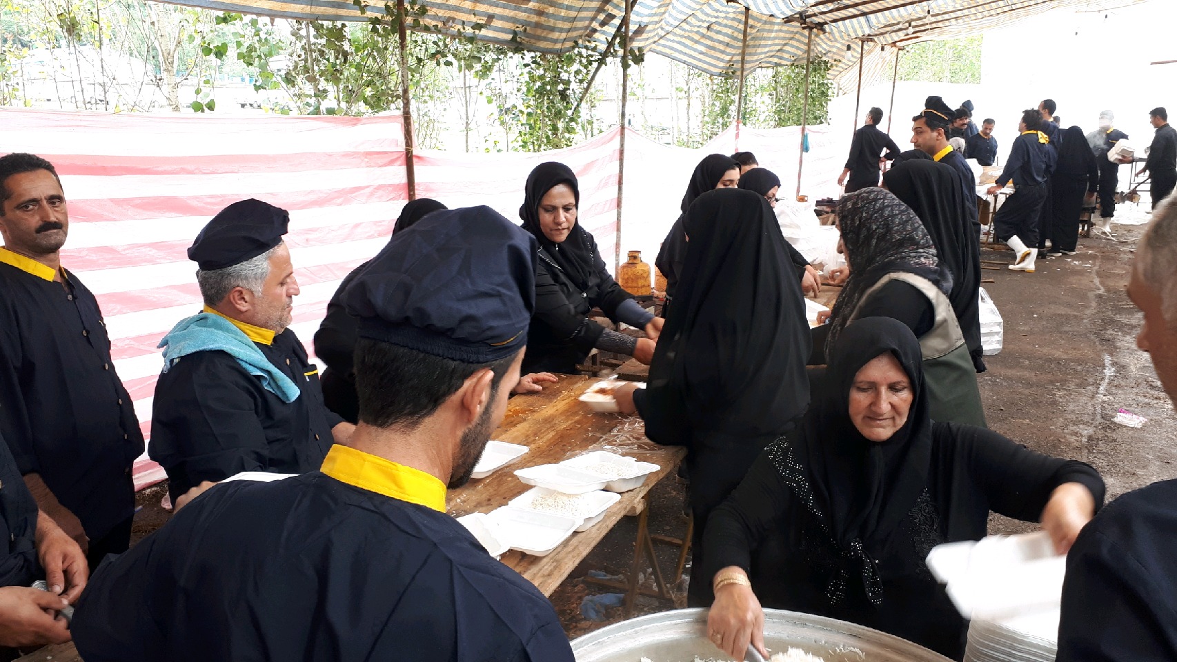 پخت غذای نذری در روز تاسوعای حسینی