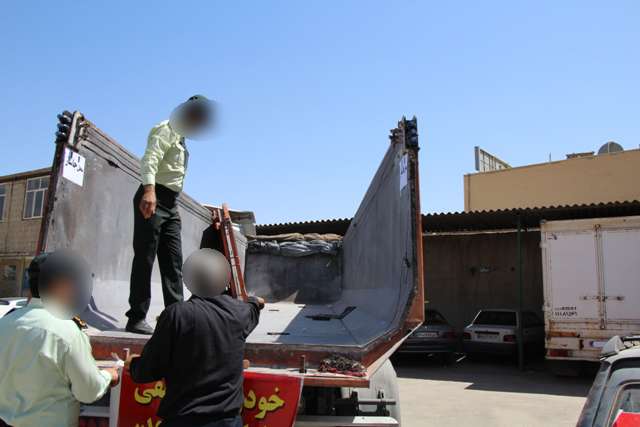 توقیف کامیون حامل تریاک در اصفهان