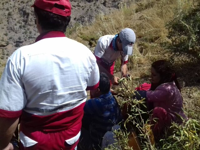 نجات گردشگران بندرعباسی در ارتفاعات کوه گل //امدادرسانی هلال احمر استان به گردشگران بندرعباسی