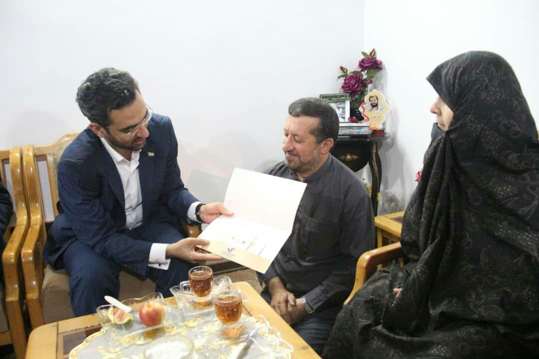 دیدار وزیر ارتباطات و فناوری اطلاعات با خانواده شهید مدافع امنیت