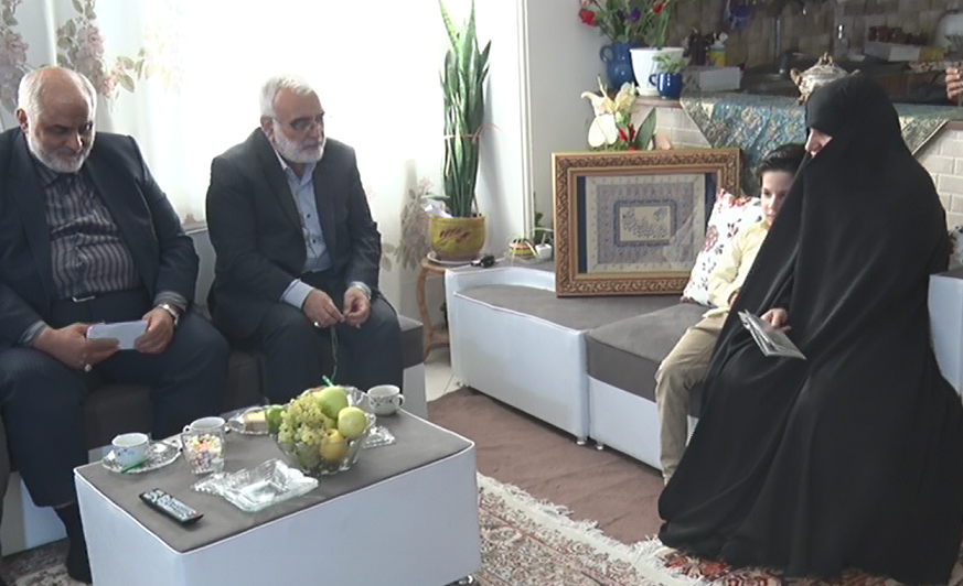 حضور رییس کمیته امداد کشور در منزل شهید مدافع حرم کرجی