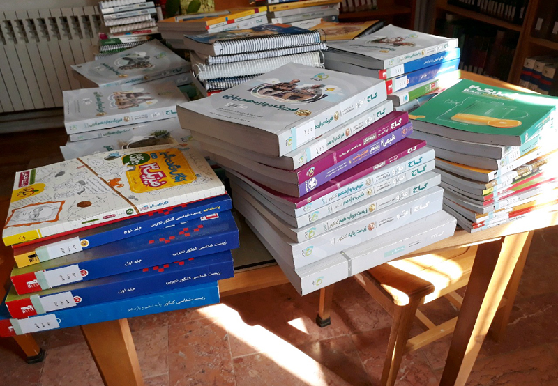 اهدای 200 جلد کتاب کمک درسی به کتابخانه بشرویه