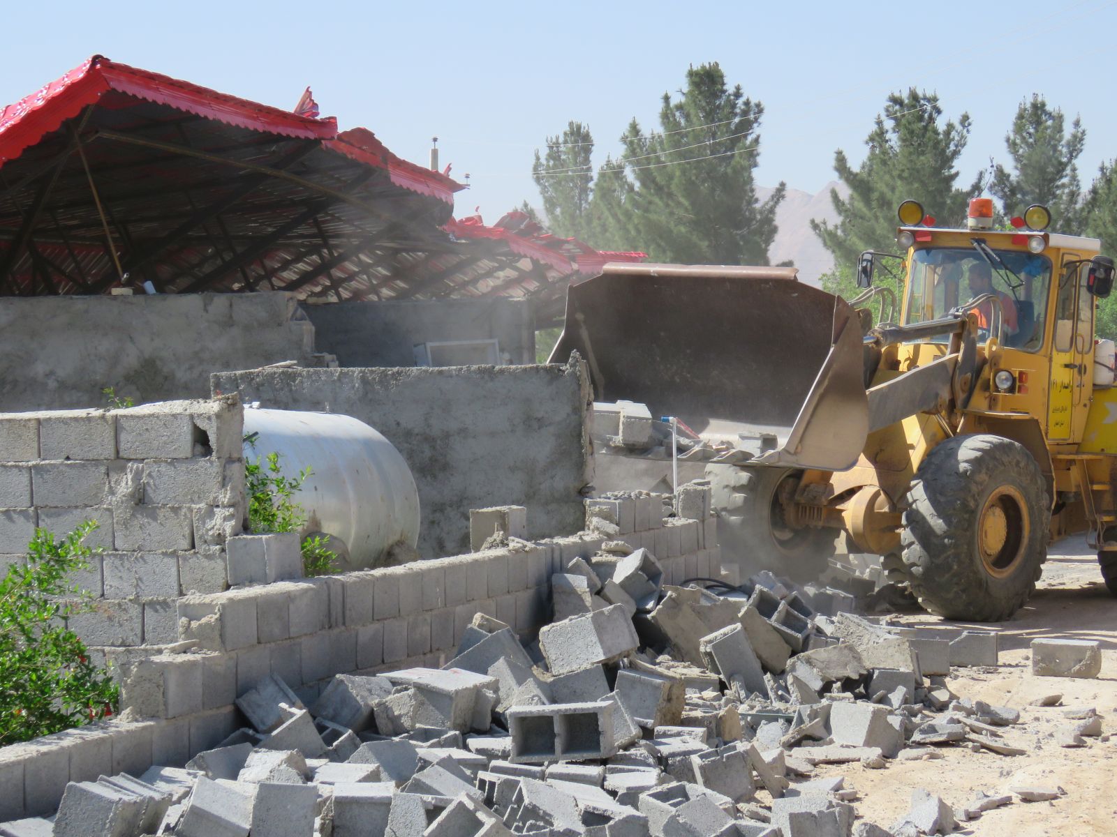 تخریب ساخت و سازهای غیر مجاز در اراضی ملی شهرستان شیراز