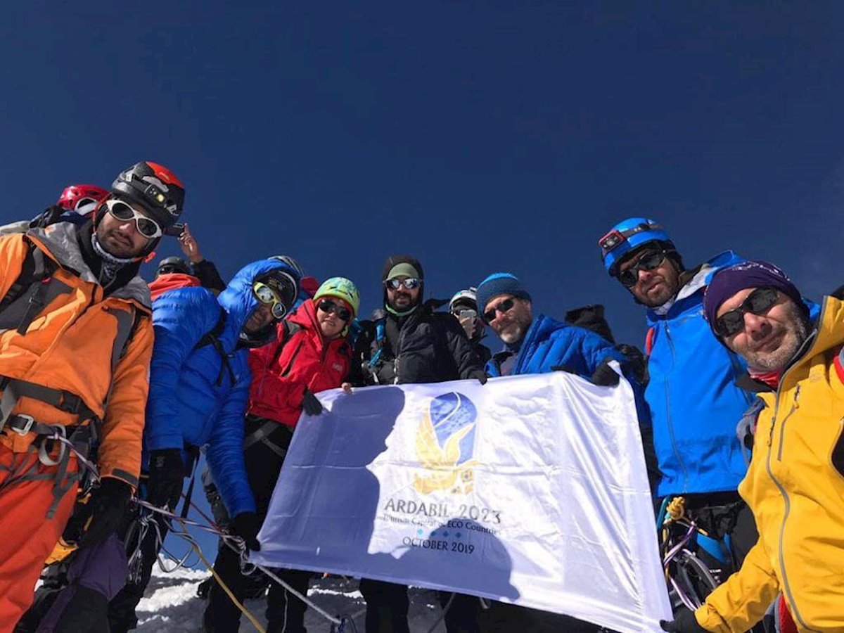 اهتزاز پرچم اردبیل پایتخت گردشگری کشورهای عضو اکو در قله «آیلند پیک» هیمالیا