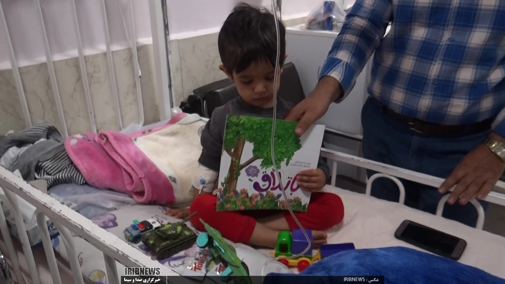 اعطای هدیه به کودکان بیمار در بیمارستان ولیعصر