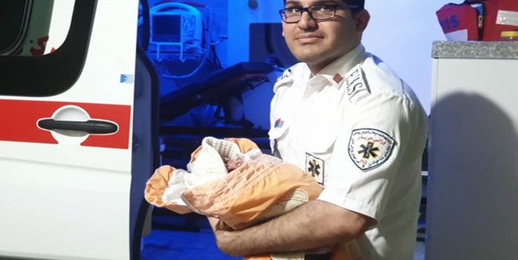 متولد شدن نوزاد  عجول در آمبولانس
