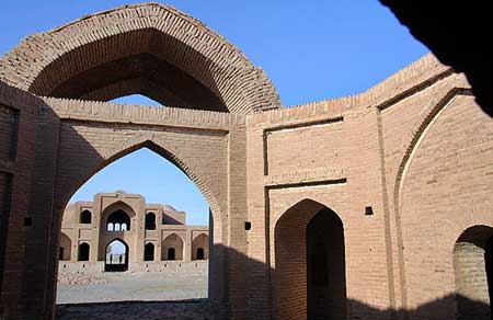 بازسازی ۱۰ کاروانسرای تاریخی و موقوفه در فارس