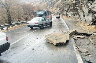 لغزندگی جاده ها و احتمال ریزش کوه در محورهای مازندران